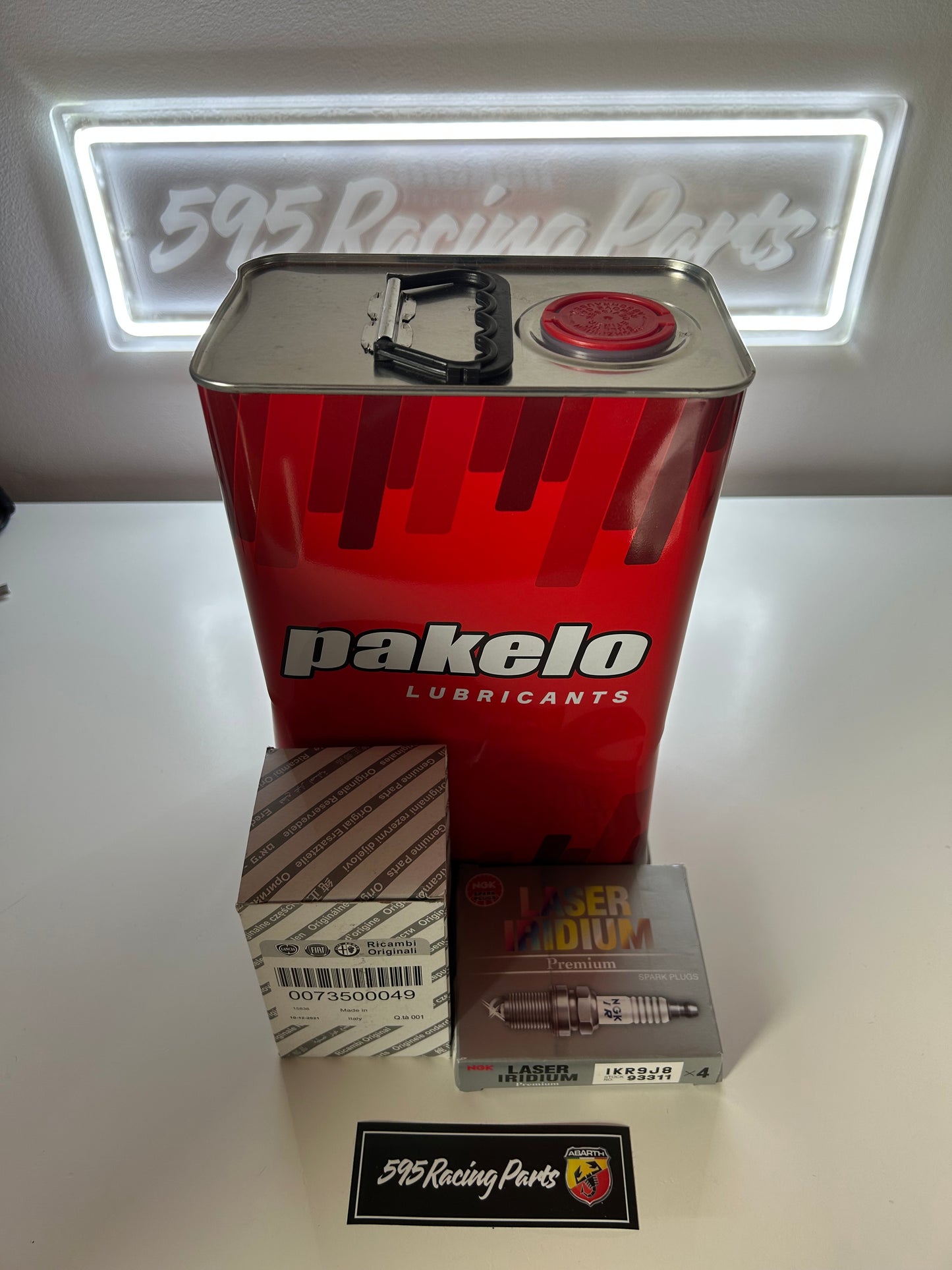 Kit tagliando completo 4 L Pakelo - filtro olio originale Fiat - 4 candele NGK IKR9J8