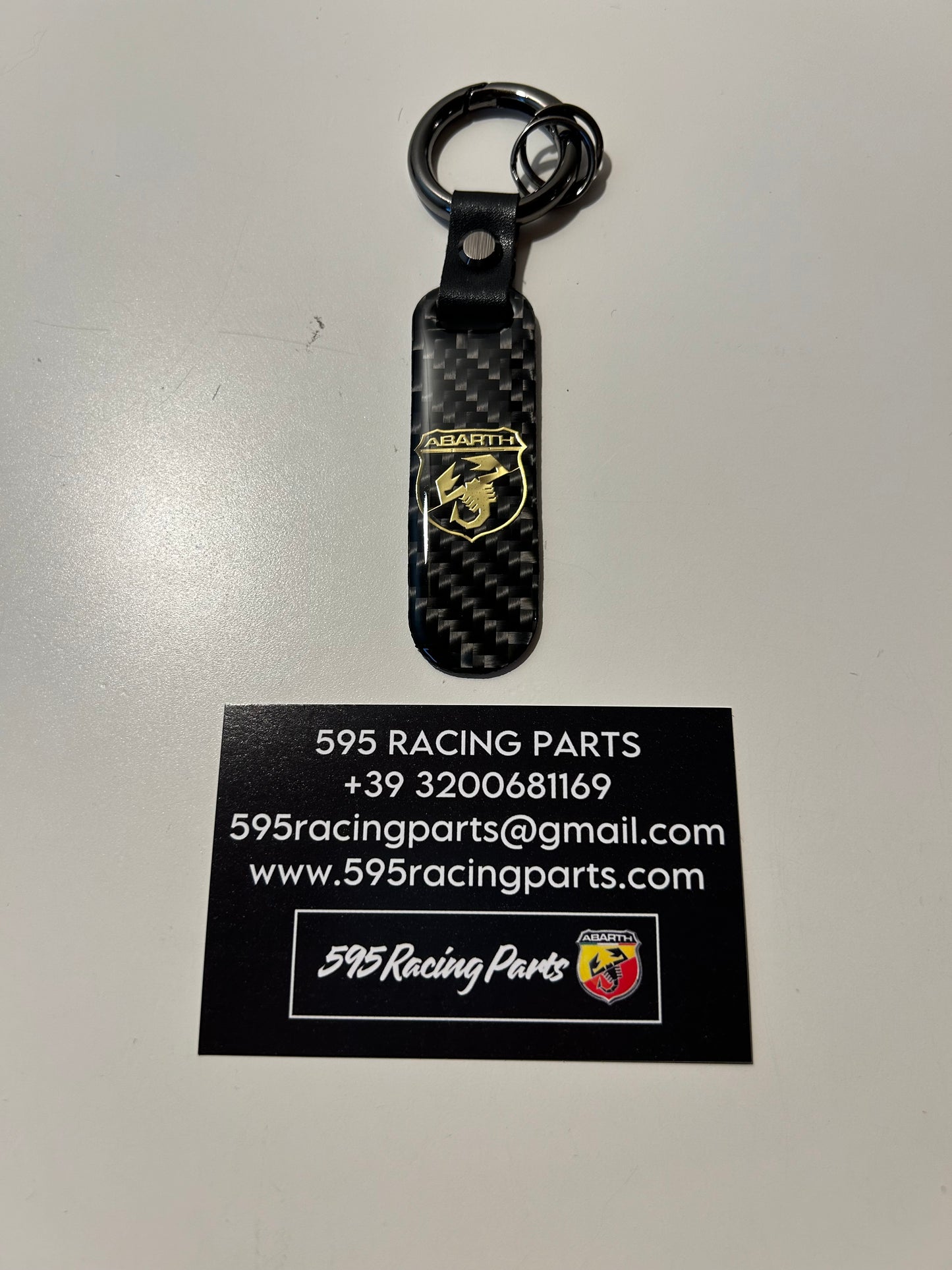 Portachiavi in carbonio resinato con logo Abarth oro